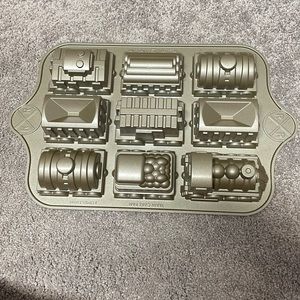 Nordic Ware 9 train car pan